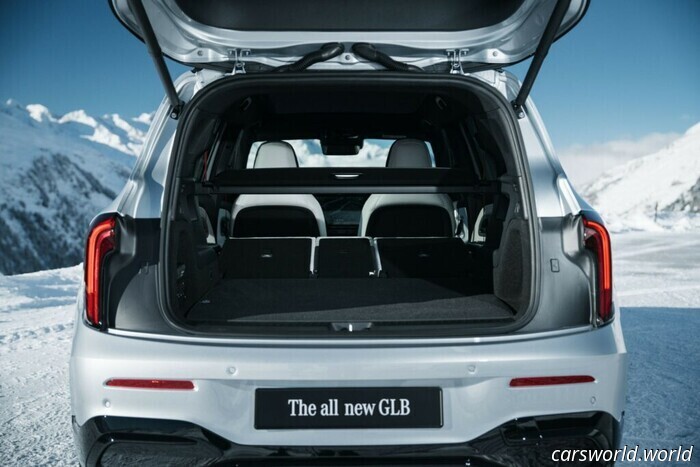 Новый Mercedes GLB пока отказывается от бензина, получает ИИ и очень странную заднюю часть | Carscoops